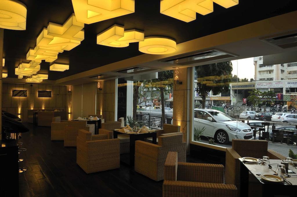 Hotel El Dorado Ahmedabad Extérieur photo