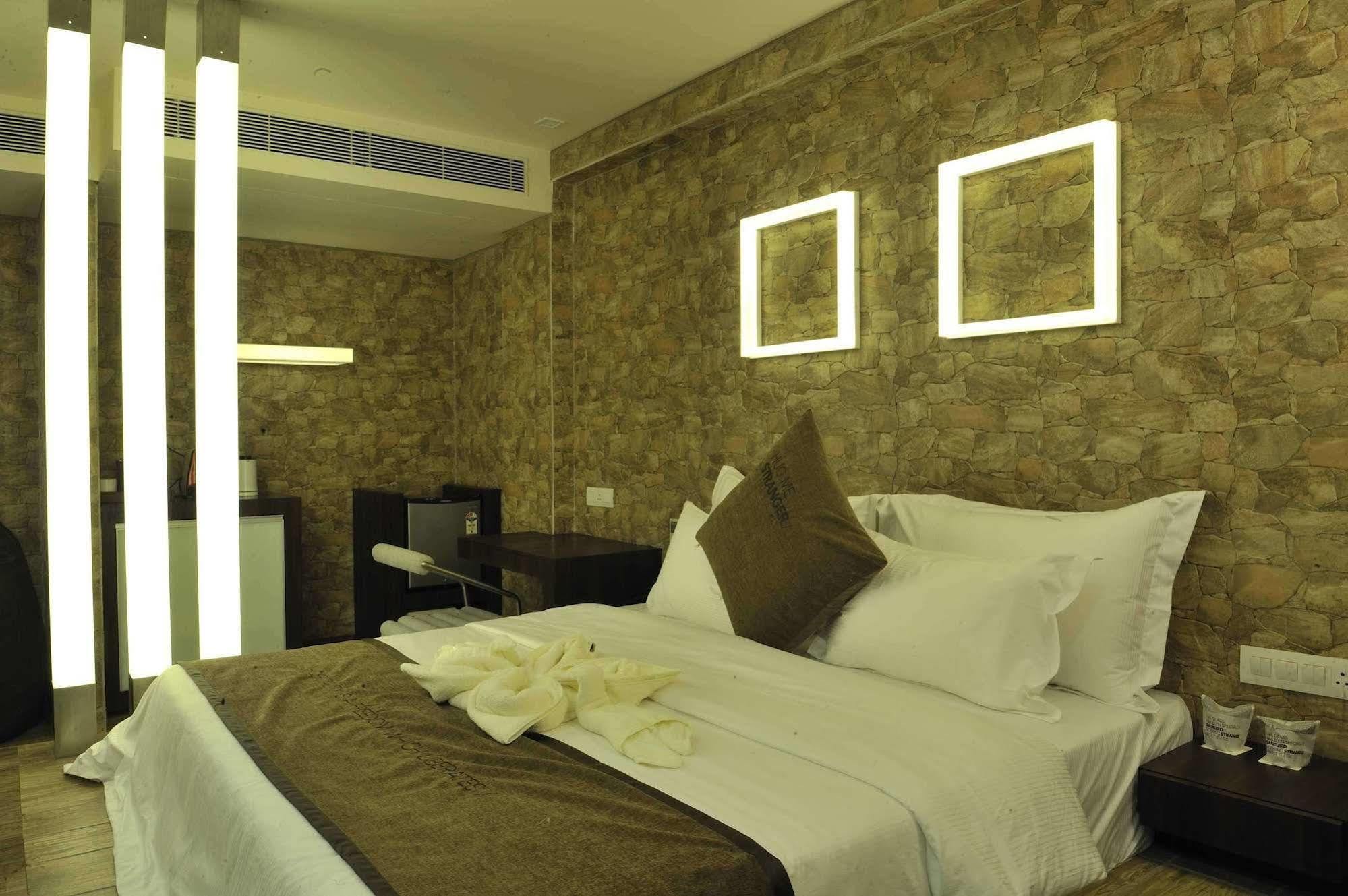 Hotel El Dorado Ahmedabad Extérieur photo